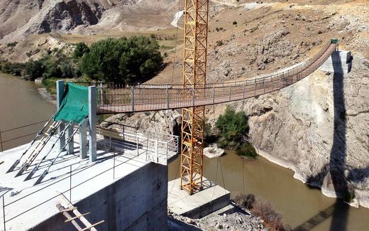 87 Meter-Brücke verbindet zwei Dörfer in der Türkei