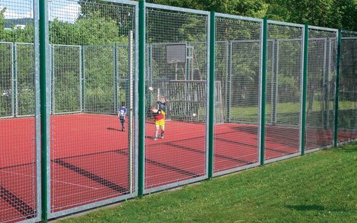 „Dralo“-Ballfangzäune sind leise und sicher