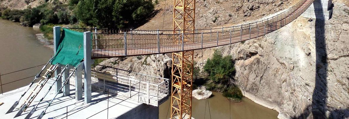 87 Meter-Brücke verbindet zwei Dörfer in der Türkei