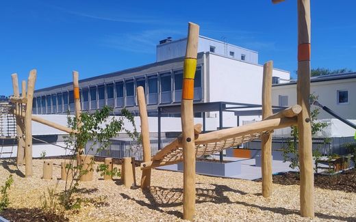 Spielplatz über den Dächern der Stadt
