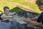 Spielplatz Berghausen_Sandkastentisch fuer Rollstuhlfahrer