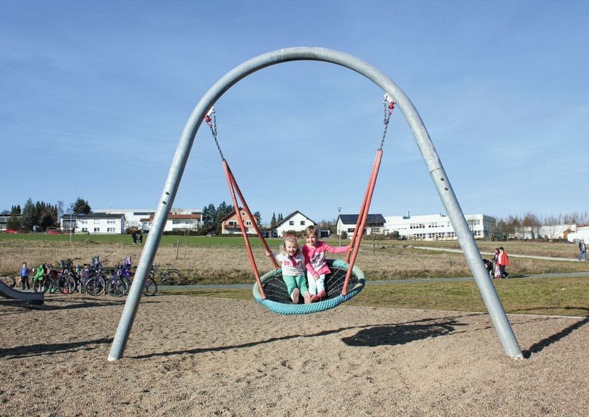 Arch swing with buried ground anchors