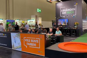 Messestand Sitzecke und Trampolin