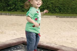 Trampolin „Piccolo“, zum Einbau in Böden mit angrenzenden Fallschutzplatten, inkl. Eingrabrahmen