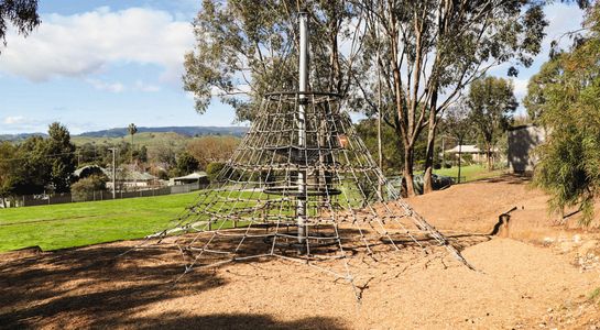 Dino 1 rope net pyramid