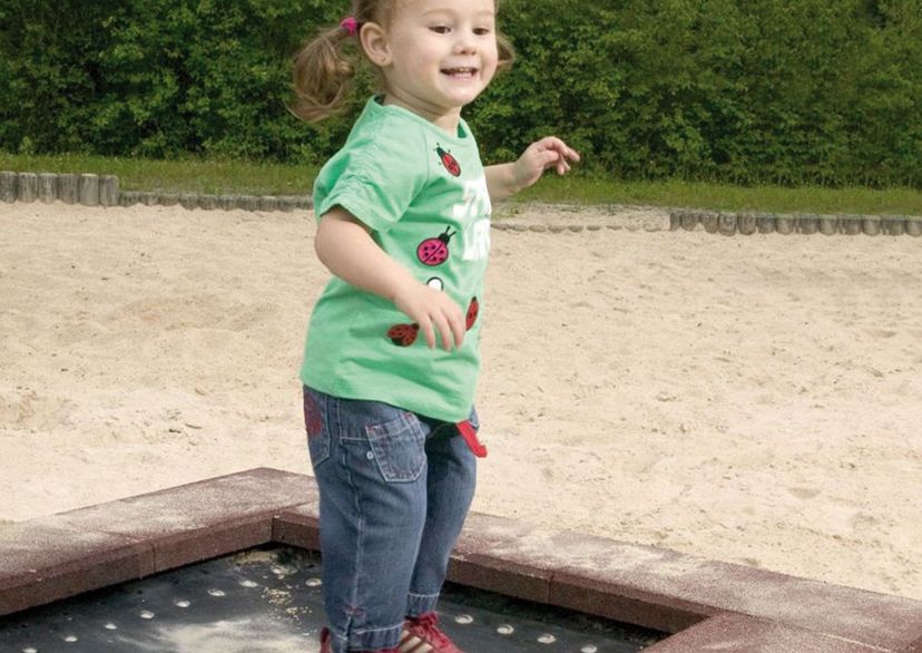 Trampolin „Piccolo“, zum Einbau in Böden mit angrenzenden Fallschutzplatten, inkl. Eingrabrahmen