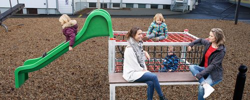 Der Spielplatz wird zum Treffpunkt