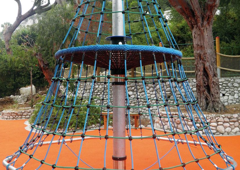 Große Kletterpyramide