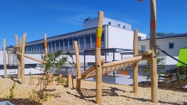 Spielen über den Dächern der Stadt